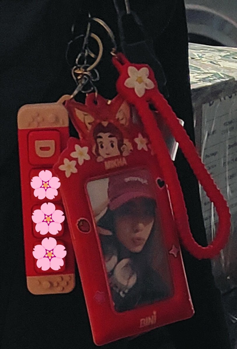 cpeeeyyy8's tweet photo. Huling photo ko na pala to sayo kasi mawawala ka pala sa bag ko today 😭

I know imposible pero baka may makakita po nito. May mga photocards to mostly si Mikhs and OT8 🥹 2,3... Salamat po 🤍 https://t.co/t8ZPW0yW4T