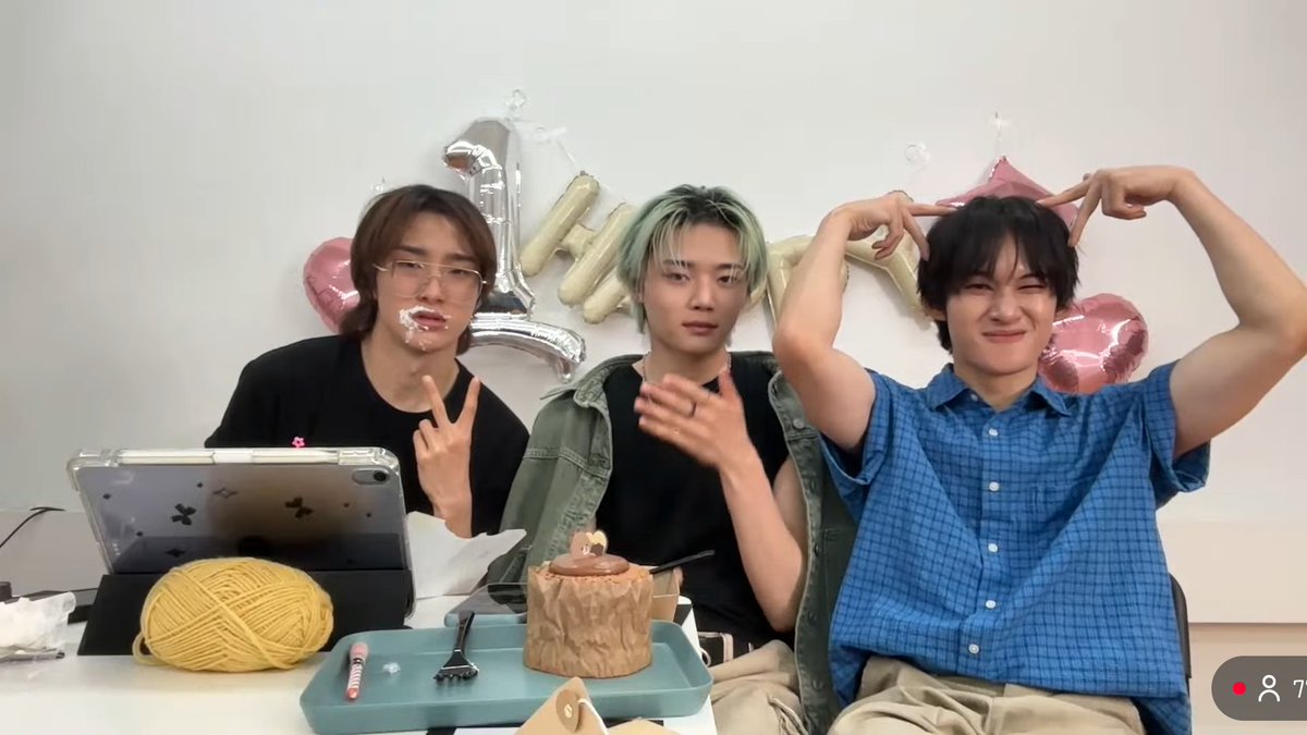 aster1verse's tweet photo. 바보들아 밤에 라이브 하느라 수고했어 데뷔 1주년 축하해!! https://t.co/zNTDN3uguB