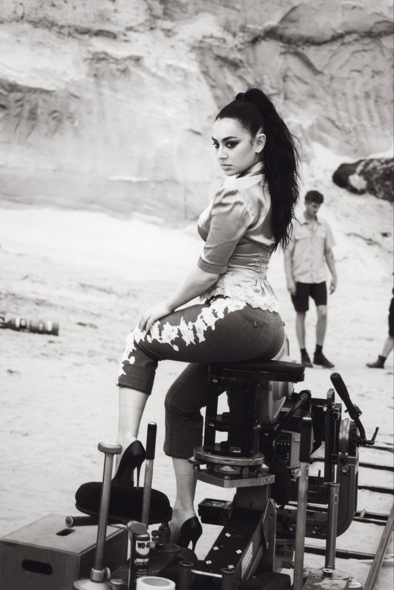 charli_xcx's tweet photo. all i know is how it makes me feeeeeeeel https://t.co/1QC6g9K77m