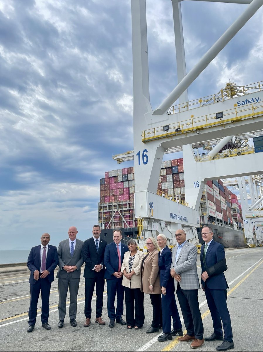 PortVancouver's tweet photo. The Port of Vancouver Gateway Strategy announcement is game-changing, including referring RBT2 to the Major Projects Office โ a major step forward for #TeamCanada @Steve_MacKinnon @MarkJCarney https://t.co/2SD9zBy4gG https://t.co/YRq0XdB3Wh