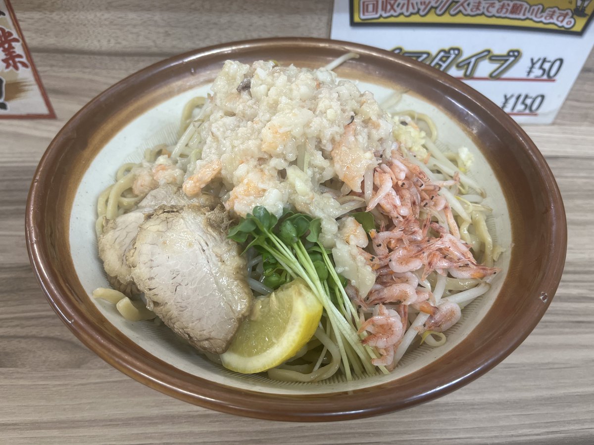 forever_mana104's tweet photo. 歴史を刻め 寝屋川

海老白湯つけ麺600g
ニンニク少なめアブラマシマシ

二郎系で1番好きな限定のお時間です✌️
なんと今日は開店前で既に大行列で、営業前に締切という初展開😮

塩味の効いた濃厚なつけ汁が冷たい麺によく絡み、そこにたっぷりの海老が合わさって神✨唯一無二の最高の一杯です🙏 https://t.co/J0KPPuzr3k