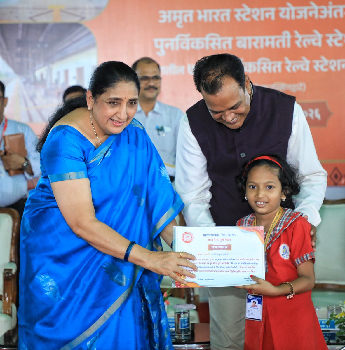 SunetraA_Pawar's tweet photo. आज अमृत भारत स्टेशन योजनेअंतर्गत देशातील ७५ आणि महाराष्ट्रातील बारामती व नांदुरा या दोन पुनर्विकसित रेल्वे स्थानकांचं लोकार्पण पंतप्रधान मा. श्री. नरेंद्र मोदीजी यांच्या हस्ते दूरदृश्य प्रणालीद्वारे पार पडलं. यावेळी बारामती येथे आयोजित कार्यक्रमाला उपस्थित राहून मनोगत व्यक्त केलं.

बारामती रेल्वे स्थानकाचा पुनर्विकास हा केवळ स्थानकाचा कायापालट नसून बारामतीसह संपूर्ण पश्चिम महाराष्ट्राच्या आर्थिक, औद्योगिक, शैक्षणिक आणि कृषी विकासाला नवी गती देणारा महत्त्वाचा टप्पा आहे. पंतप्रधान मा. श्री. नरेंद्र मोदीजी यांच्या नेतृत्वाखाली भारतीय रेल्वे आधुनिक, सुरक्षित आणि प्रवासीस्नेही होत असून अमृत भारत स्टेशन योजना हा त्याच परिवर्तनाचा महत्त्वपूर्ण भाग असल्याचं यावेळी व्यक्त केलं.

या निमित्तानं आयोजित निबंध व चित्रकला स्पर्धांमध्ये दोन हजारांहून अधिक विद्यार्थ्यांनी उत्स्फूर्त सहभाग नोंदवला. विकसित भारत, स्वच्छता, पर्यावरण संवर्धन, शिस्त, शिक्षण आणि सामाजिक जबाबदारी यांसारख्या मूल्यांवर विद्यार्थ्यांनी प्रभावीपणे विचार मांडले. सर्व सहभागी विद्यार्थी आणि विजेत्यांचं अभिनंदन केलं.

देशात आतापर्यंत २६१ रेल्वे स्थानकांचा पुनर्विकास पूर्ण झाला असून आज आणखी ७५ स्थानकं राष्ट्राला समर्पित होत आहेत, ही अभिमानाची बाब आहे. यासाठी पंतप्रधान मा. श्री. नरेंद्र मोदीजी आणि केंद्रीय रेल्वेमंत्री मा. श्री. अश्विनी वैष्णवजी यांचे आभार व्यक्त केले.

सुमारे साडे २६ कोटी रुपये खर्चून बारामती रेल्वे स्थानकाचा पुनर्विकास करण्यात आला आहे. स्थानकात आधुनिक सुविधा, दिव्यांग व ज्येष्ठ नागरिकांसाठी सुलभ व्यवस्था, आधुनिक प्रतीक्षागृह, स्वच्छ प्रसाधनगृहे, सीसीटीव्ही सुरक्षा, सौरऊर्जा प्रणाली तसंच स्थानिक हस्तकला आणि उत्पादनांच्या विक्रीसाठी विशेष दालनाची सुविधा उपलब्ध करून देण्यात आली असून 'व्होकल फॉर लोकल' संकल्पनेलाही चालना मिळणार आहे.

बारामतीच्या सर्वांगीण विकासासाठी दिवंगत उपमुख्यमंत्री आदरणीय अजितदादा पवार यांनी दिलेल्या योगदानाचा वारसा पुढे नेण्याचा निर्धार यावेळी व्यक्त केला. केंद्र आणि राज्य शासनाच्या समन्वयातून विकासकामांना गती मिळत असून बारामती रेल्वे स्थानकाचा पुनर्विकास हे त्याचं उत्तम उदाहरण असल्याचं सांगितलं.

यावेळी पुनर्विकसित रेल्वे स्थानकाच्या कोनशिलेचं अनावरण केलं. तसंच स्थानकाची पाहणी करत रेल्वेतील विक्रेत्यांशी संवाद साधून त्यांच्या अडचणी आणि अनुभव जाणून घेतले. पुणे विभागीय रेल्वे मंडळातर्फे आयोजित स्पर्धेतील यशस्वी विद्यार्थ्यांचा गुणगौरवही करण्यात आला.

बारामतीकरांनी या आधुनिक रेल्वे स्थानकाची स्वच्छता आणि सौंदर्य जपणं ही आपली सामूहिक जबाबदारी आहे. या विकासाच्या प्रवासात प्रत्येकानं सक्रिय सहभाग घेत स्थानकाचा सन्मान आणि परिसराची स्वच्छता कायम राखावी, असं आवाहन यावेळी केलं.

📍बारामती