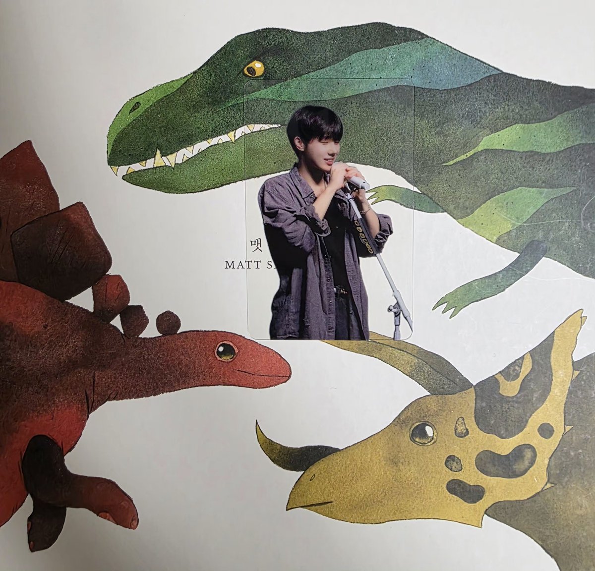 lemme357's tweet photo. 요새 집 밖을 잘 안 나가서 이쁘게 찍은 사진이 없네요... 어쩔 수 없이 공룡들 사이에서 노래 부르게 했습니다. 총 100 매 찍었고 양일 나눔 예정인데 이따가 공지 올릴게요!

#LV4 #김성규 https://t.co/a7gQRRew0z