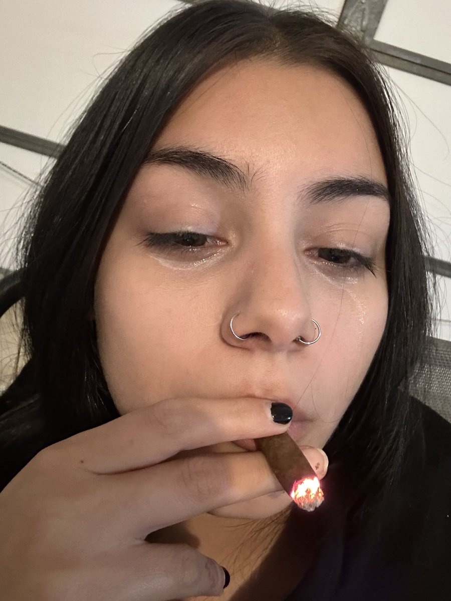 witchylove69's tweet photo. bet she could out smoke you https://t.co/Wpng3MzdHg