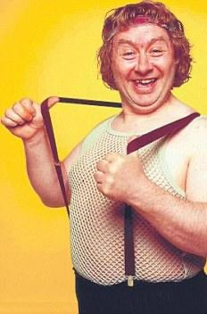 1CraigAllan's tweet photo. 🚨Exclusive pic of a happy Ross Wilson leaving the office after another fruitless day. “There's nae better way tae clear the heid than switchin' aff the blower and crackin' open a cauld tin or twa o' the heavy.” he was overheard saying whilst clutching a 4 pack of Tennants #nufc https://t.co/x5uH01kRC9