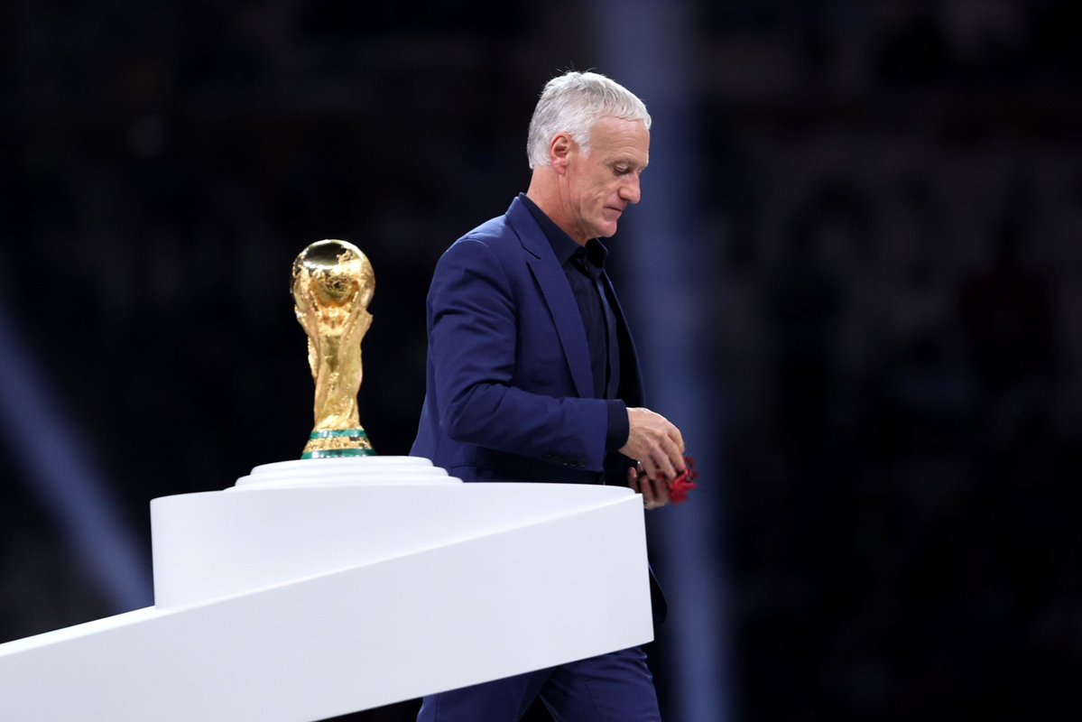 ActuFoot_'s tweet photo. 🚨 Didier Deschamps 🇫🇷 : « Je sais que le clap de fin est demain…. 👋 

Personne ne va pleurer ici, mais JE SAIS QUE L'ÉQUIPE DE FRANCE VA ME MANQUER. 😢

J'ai eu le privilège pendant 15 ans de connaître de moments magiques mais aussi difficiles. Mais la vie continue, je suis de nature positive, je sais que ça sera bien aussi. 

C'est la plus belle chose qui me soit arrivé, ça a pris 25 ans de ma vie et ça marque. 

Il reste des souvenirs inoubliables. Mais l'important est toujours devant soi. »

🎙️ conf. de presse