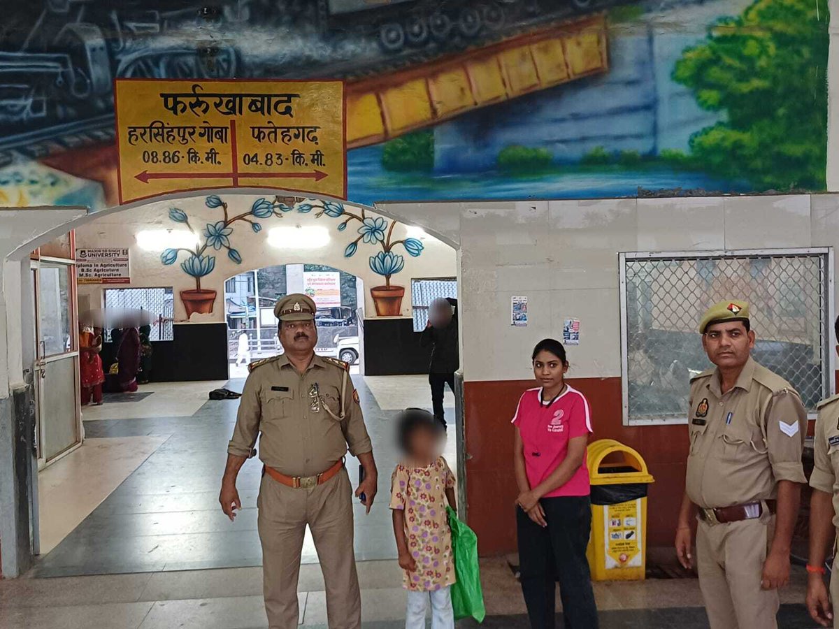 fatehgarhpolice's tweet photo. पुलिस अधीक्षक फतेहगढ़ के निर्देशन में “ऑपरेशन रक्षा व बाल श्रम मुक्त” अभियान के तहत #PS_AHT टीम द्वारा रेलवे स्टेशन फर्रूखाबाद एवं नगर क्षेत्र में बाल श्रम,बाल विवाह, बाल तस्करी व बाल भिक्षावृत्ति के प्रति महिलाओं एवं बच्चों को जागरूक किया गया। हेल्पलाइन 1098, 1090, 112 व 1930 की जानकारी दी गई। #FatehagrhPolice #UPPolice