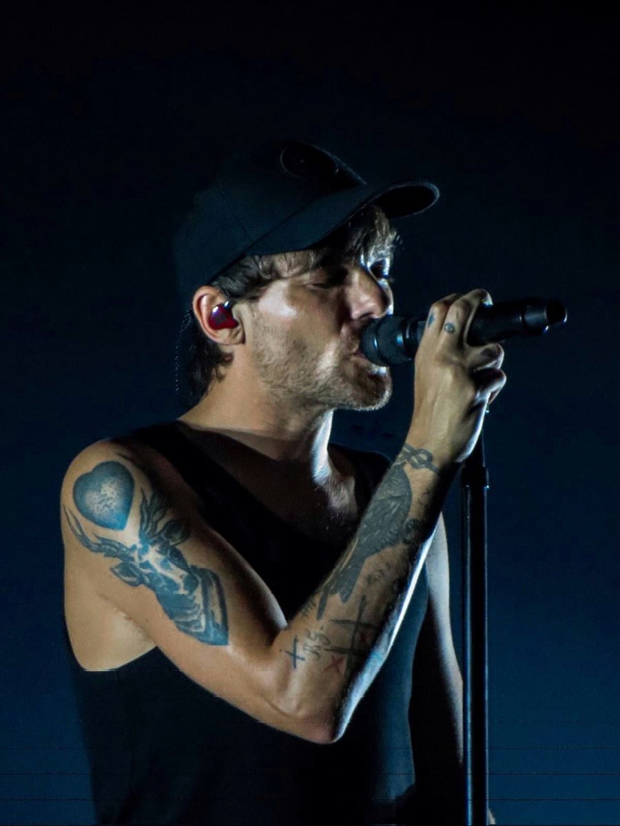 loucidrry's tweet photo. hat wearing tip kissing glistening YEARNER https://t.co/wr0CRige87