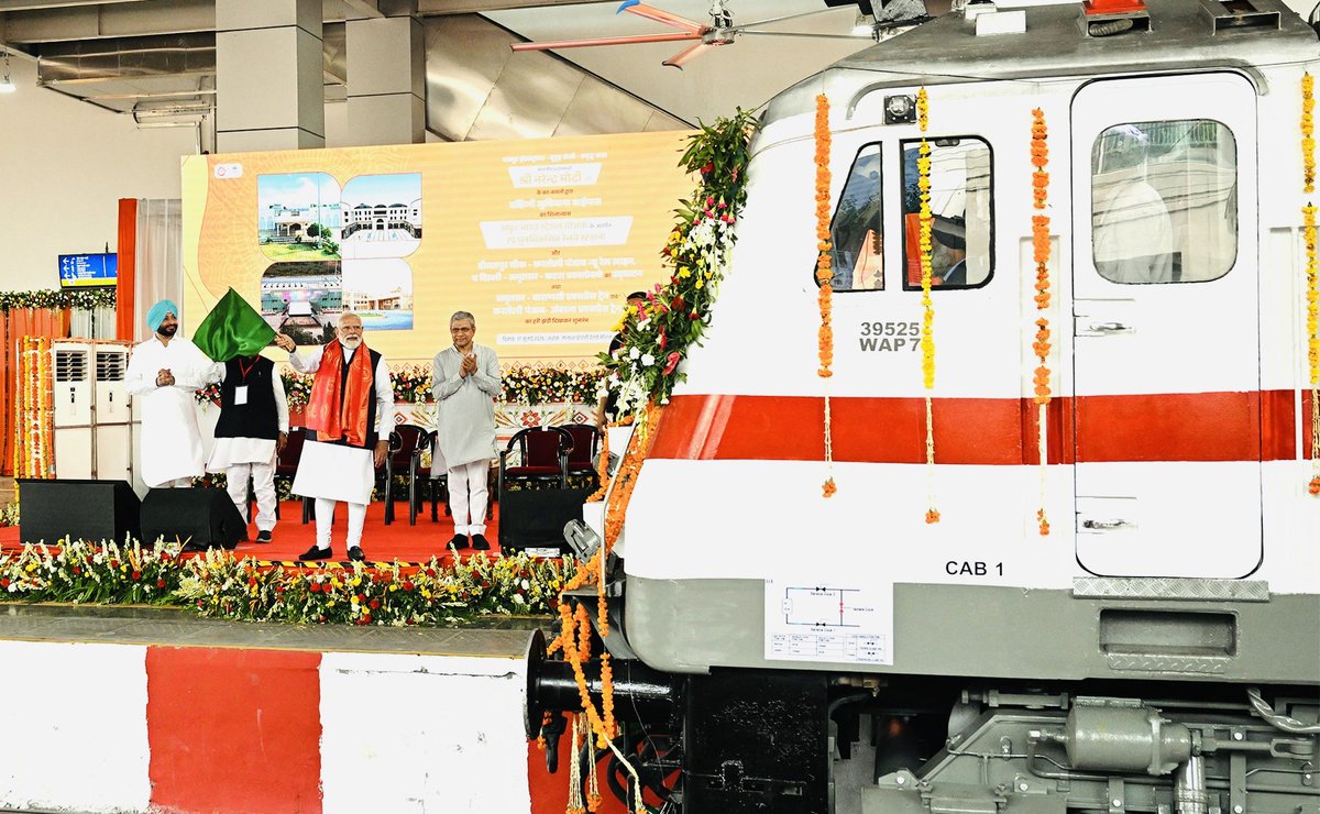 RavneetBittu's tweet photo. Hon'ble Prime Minister Shri Narendra Modi  Ji today flagged off the Seer Gorvardhanpur Varanasi Express (Chheharta Amritsar-Varanasi)' and the 'Kartoli (Punjab) - Ambala Express'.
Connecting the Guru Nagari (City of Gurus) Amritsar with Kashi (Varanasi), the sacred birthplace of Guru Satguru Ravidas Maharaj Ji, this historic train service is a great gift for lakhs of devotees and Punjabis. The Modi government is fully committed to the convenience of devotees and the development of Punjab.
Ashwini Vaishnaw Ministry of Railways, Government of India PMO India 
@narendramodi @AshwiniVaishnaw
@PMOIndia
#GuruRavidasJi #Varanasi #Amritsar #IndianRailways #PunjabDevelopment