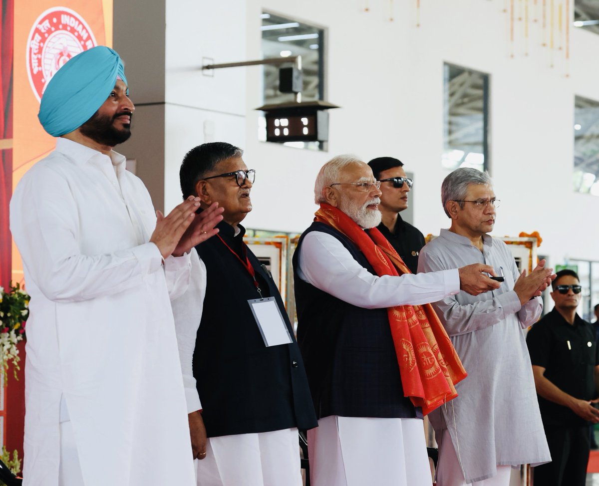 RavneetBittu's tweet photo. Hon'ble Prime Minister Shri Narendra Modi  Ji today flagged off the Seer Gorvardhanpur Varanasi Express (Chheharta Amritsar-Varanasi)' and the 'Kartoli (Punjab) - Ambala Express'.
Connecting the Guru Nagari (City of Gurus) Amritsar with Kashi (Varanasi), the sacred birthplace of Guru Satguru Ravidas Maharaj Ji, this historic train service is a great gift for lakhs of devotees and Punjabis. The Modi government is fully committed to the convenience of devotees and the development of Punjab.
Ashwini Vaishnaw Ministry of Railways, Government of India PMO India 
@narendramodi @AshwiniVaishnaw
@PMOIndia
#GuruRavidasJi #Varanasi #Amritsar #IndianRailways #PunjabDevelopment