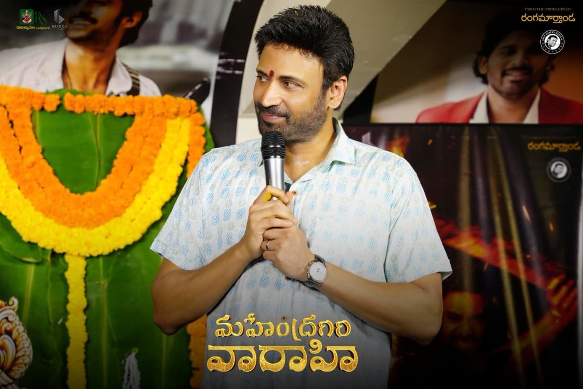 Missile_Saiteja's tweet photo. Sreeramulu థియేటర్ దగ్గర వారాహి అమ్మవారి విగ్రహం పెట్టారు... ఇంకా మరిన్ని థియేటర్స్ లో పెట్టనున్నారు.

అప్పట్లో #అమ్మోరు సినిమాలకు ఇలా విగ్రహం పెట్టారు. 

#MahendraGiriVarahi
Cc : @rajeshmanne1 https://t.co/jyJc78mgR4