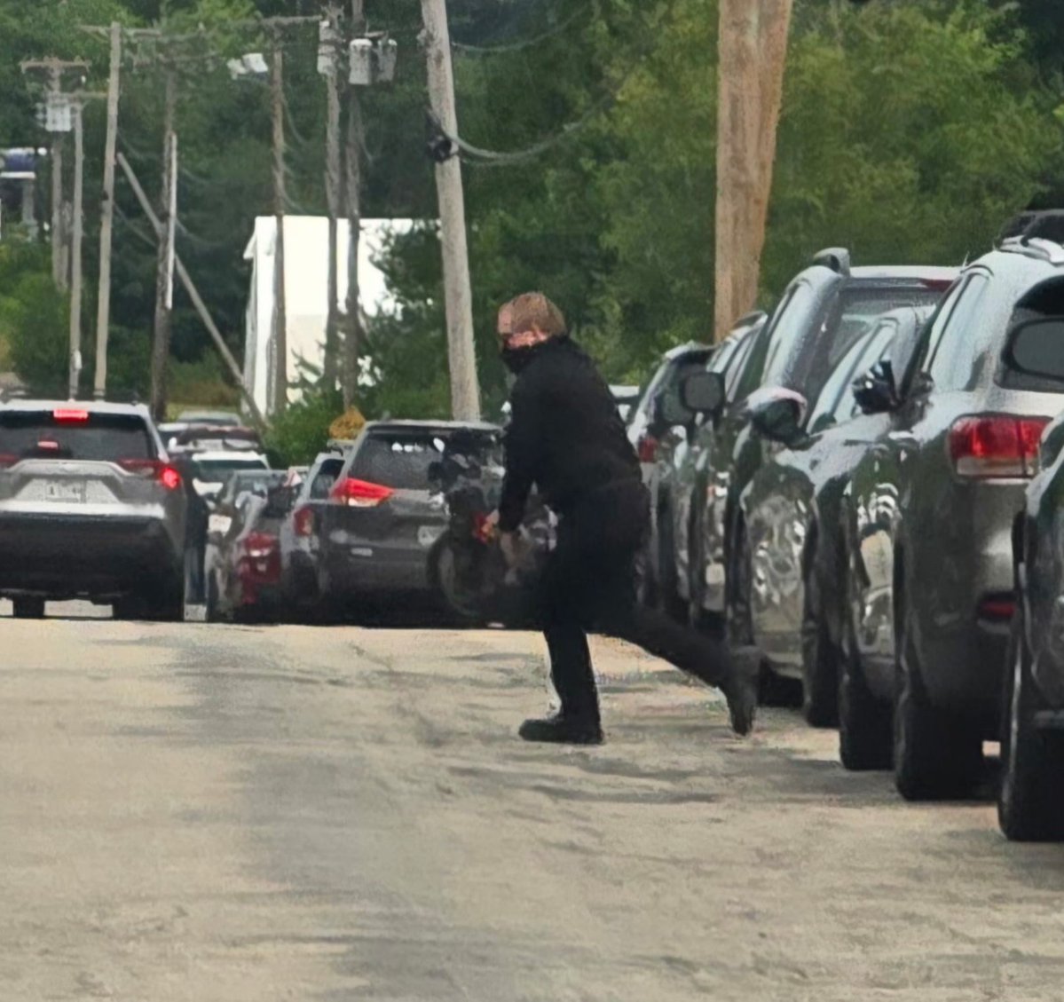 TheMaineWire's tweet photo. Law enforcement has provided us with these photos of the individual suspected of slashing Jon Fetherston's tires at the anti-ICE rally in Scarborough.

If you recognize this individual, please send us a DM, or email Tips@TheMaineWire.Com https://t.co/XFl4S5sMnz