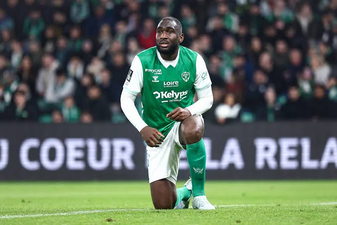 LaMiseAuVert_'s tweet photo. 🔁 Mickaël Nadé et Aïmen Moueffek sont plus que jamais sur le départ.

Le défenseur attise les convoitises en Championship et à l'étranger, où une offre financièrement intéressante lui a été soumise.

Le milieu, pour l'instant, c'est plutôt calme niveau intérêts.

(@PeupleVertFr) https://t.co/dfWeZcPFvd