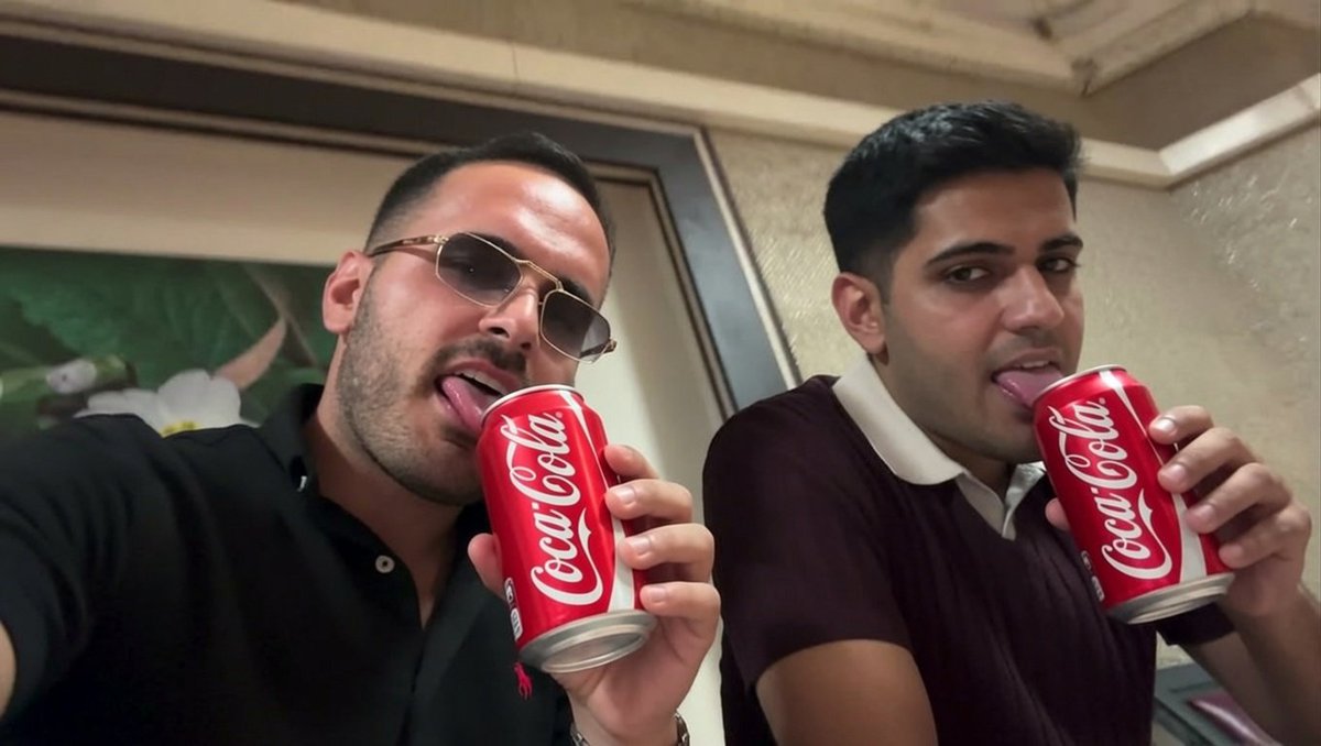 adololf1's tweet photo. 🚨 Hassas🚨

Ünlü influcer Muhammet Sözen Coca-Cola reklamı yaparken görüntülendi 

Uzun süredir İsrail'e pasaport almak isteyen sözenin bu hallere düşmesi sosyal medyada alay konusu oldu https://t.co/DgVRzgD3bu