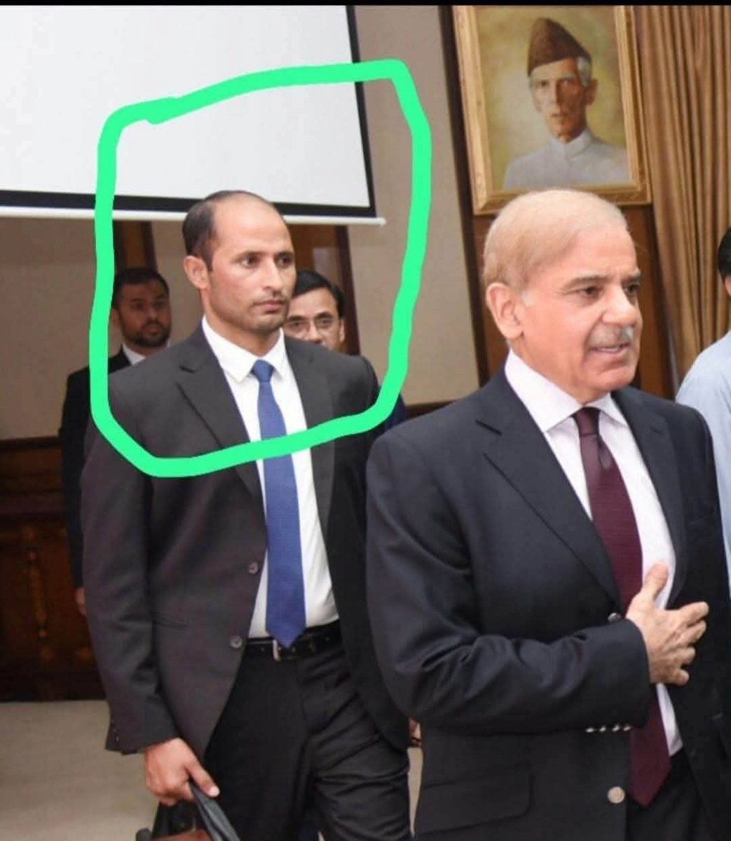 Hidayat__r's tweet photo. #BreakingNews 🚨
اطلاعات کے مطابق آزاد جموں و کشمیر کے علاقے ڈھولکوٹ میں مسلح افراد نے استحکام پاکستان پارٹی (آزاد کشمیر) کے صدر اور سابق وزیراعظم سردار تنویر الیاس خان کے قافلے کو نشانہ بنایا۔
جن میں ان کے ذاتی گارڈ اور سابق ایس ایس جی کمانڈو محمد آصف جاں بحق ہوگئے۔👇 https://t.co/l6FaZUfOAV