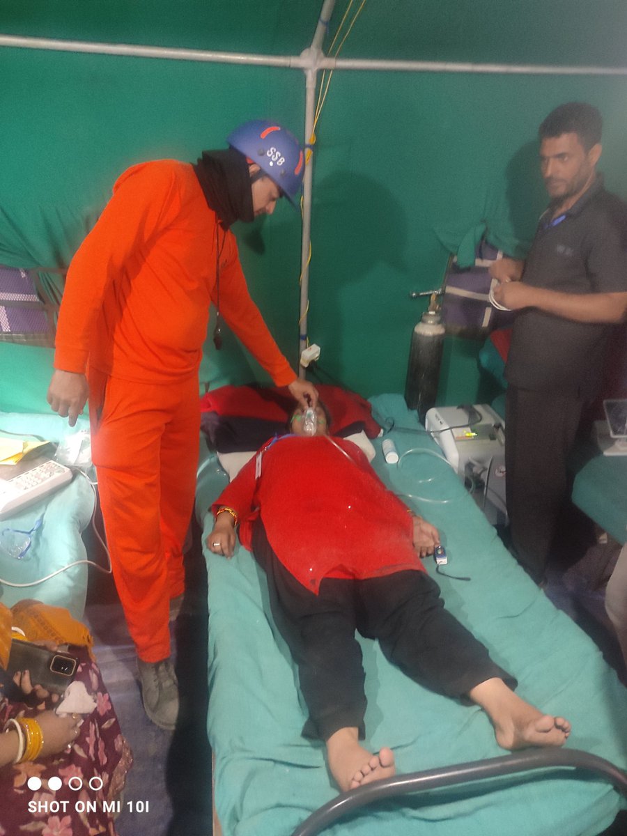 SSBSHQSRINAGAR's tweet photo. #SSB MRT swiftly rescued Sanju (42), Bihar, at #UpperRailpathri after she collapsed and lost consciousness. Following immediate pre-hospital treatment (PHT), reassurance, and continuous monitoring, she was safely evacuated to the State Hospital.
When Hope Wavers, SSB Stands Firm https://t.co/tgh2ldbN9s