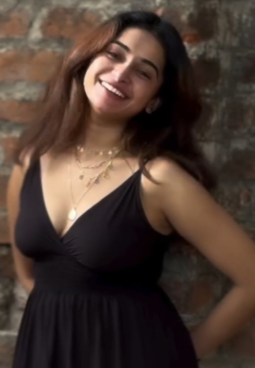 Umoactress__'s tweet photo. Fouzee Papa's Cute Meat Shows 👅 

Antha Compact Sizes 🤤🤤🤤 https://t.co/ZcFKIyDe04