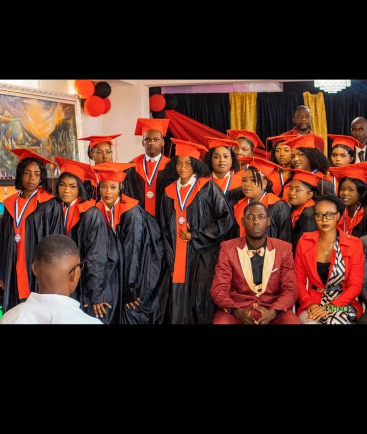 BerlyExcellent's tweet photo. Chaque diplôme est la récompense des efforts, de la discipline et de la persévérance. Heureuse d'avoir été marraine de cette promotion. Félicitations à tous les diplômés ! Continuez à viser l'excellence. 🌹🎓 https://t.co/tiLIOdUJWs