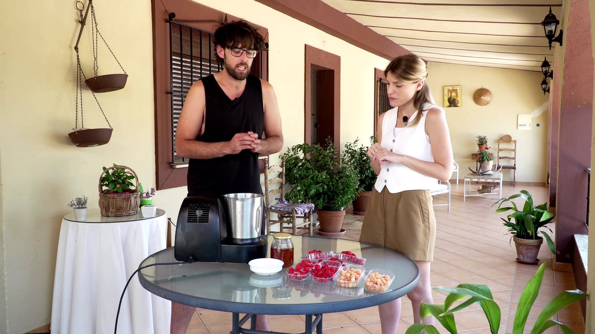 aquilatierratve's tweet photo. ¿Qué receta nos prepara hoy Ainara? ¡El ingrediente principal son las frambuesas! 🍓🙈

¡No os lo perdáis! Esta tarde, a partir de las 20:25h en #AquílaTierra en @La1_tve y @rtveplay 😉 https://t.co/oKZGbeK1xm