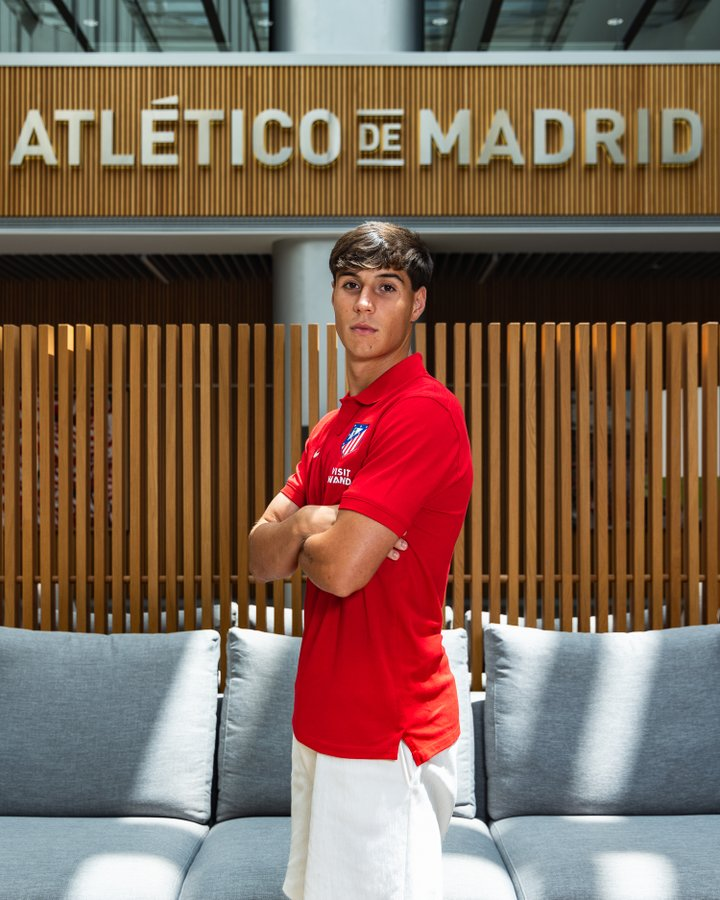 solofichajes123's tweet photo. 🚨OFICIAL🚨
El @Atleti ficha al extremo de 20 años Álvaro Santos, tras acabar contrato con el Lommel SK, para su filial de #PrimeraFederacion https://t.co/Xji34ADyCb