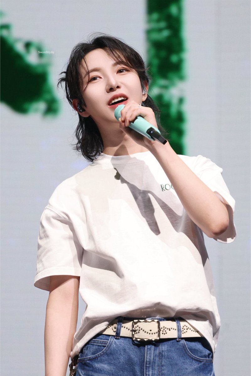 growithrj_'s tweet photo. suka banget sama fm roommate di chengdu. dari renjun kuciran, challenge dan gamenya seru, pake kostum, wow dance, mana rj hari ini keluar tengil dan aegyonya juga😭💛 

gw ngerasa yg di beijing kmrn boring karena serba dilarang, jadi yang hari ini keliatan seru bangett🥹🥹🥹 https://t.co/BmwDfD67f6