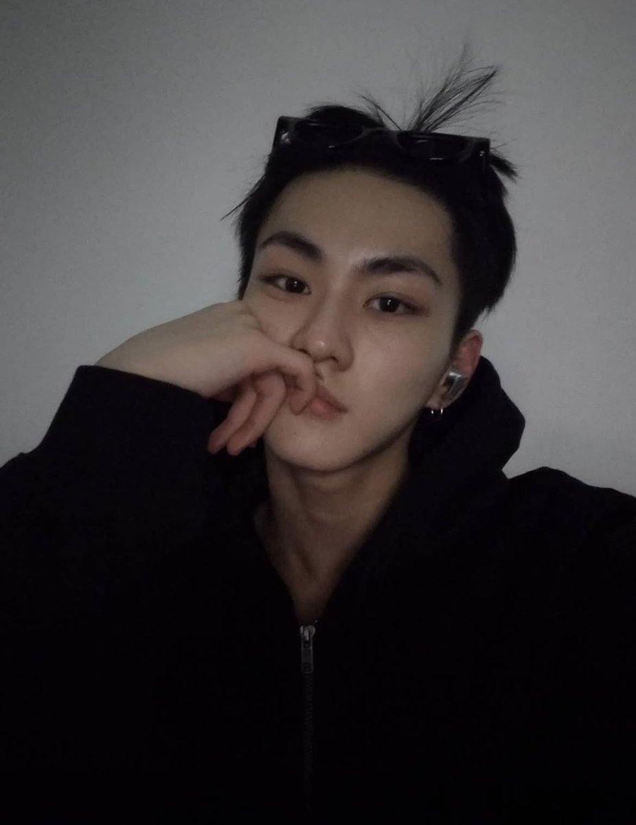 vampirosts's tweet photo. 𝐂onheça-me.

⠀—⠀𝐍ome: Nathaniel Carello   
⠀—⠀𝐀ltura: 1.82
⠀—⠀𝐈dade: 22
⠀—⠀𝐄stado civil: solteiro
⠀—⠀𝐒exualidade: bissexual
⠀—⠀𝐄stação favorita: verão
⠀—⠀𝐂or favorita: preto 
obs: gosto de ser mandado mesmo uwu :3 https://t.co/JIPguxsQEU