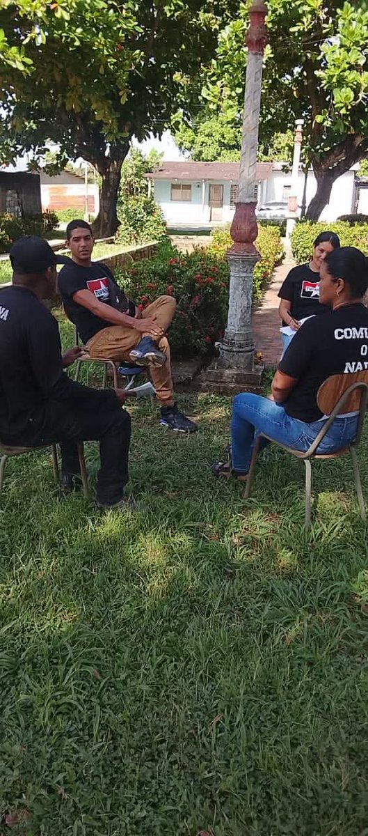 TupamaroMRT_'s tweet photo. ¡Debate, análisis y organización!

Militantes de la parroquia Tunapuy en el Municipio Libertador, Estado Sucre, realizaron un círculo de estudio y análisis de coyuntura junto al Responsable del eje Paria Ronny Aguilera.
Donde el debate y la  formación permanente, son herramientas para el fortalecimiento de nuestras bases. 🚩🏴

#Tupamaroejemplodelucha

@NicolasMaduro
@delcyrodriguezv
@dcabellor
@WBenavides_MRT
@LanzRaiza
@Sucre_MRT