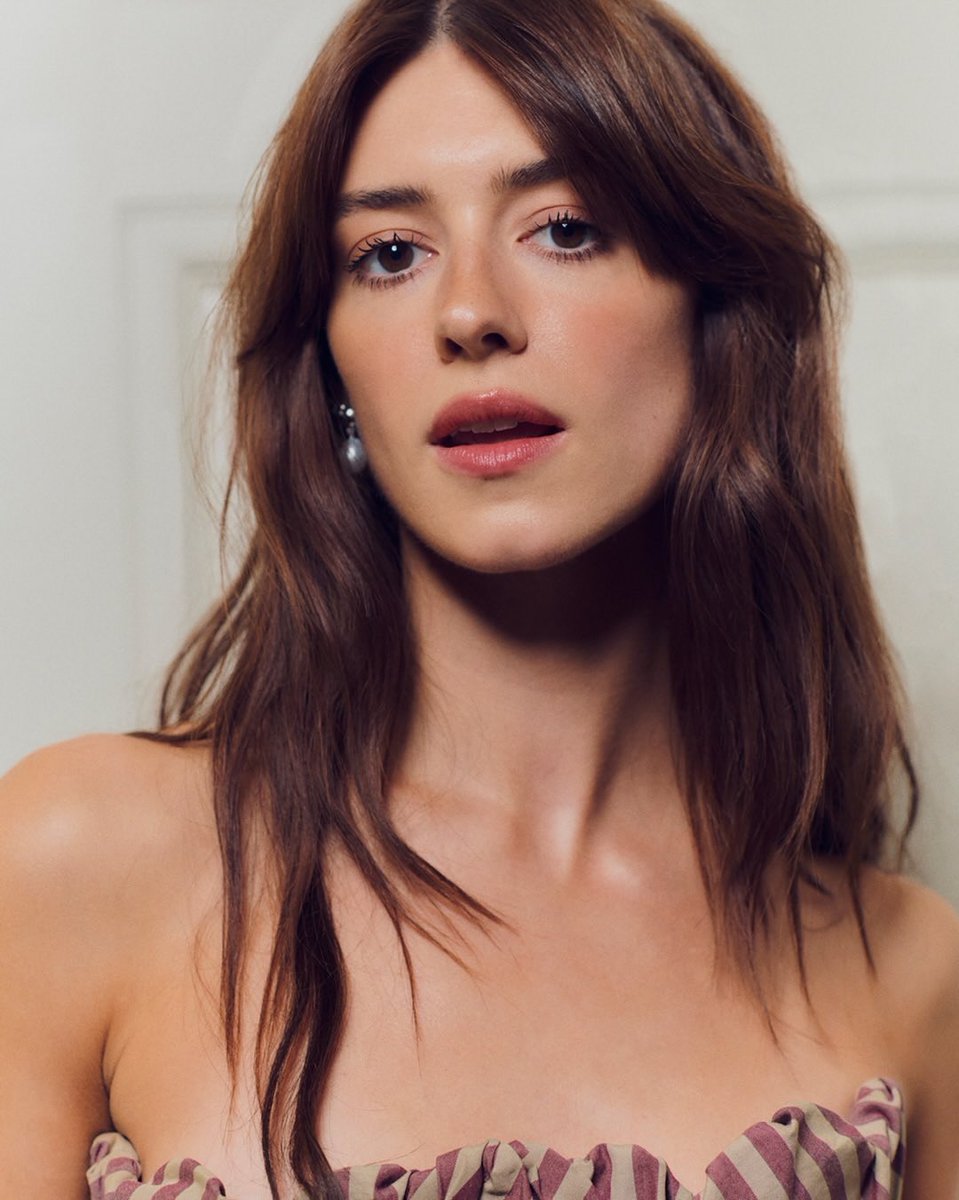 Daisy Edgar-Jones Source tweet media