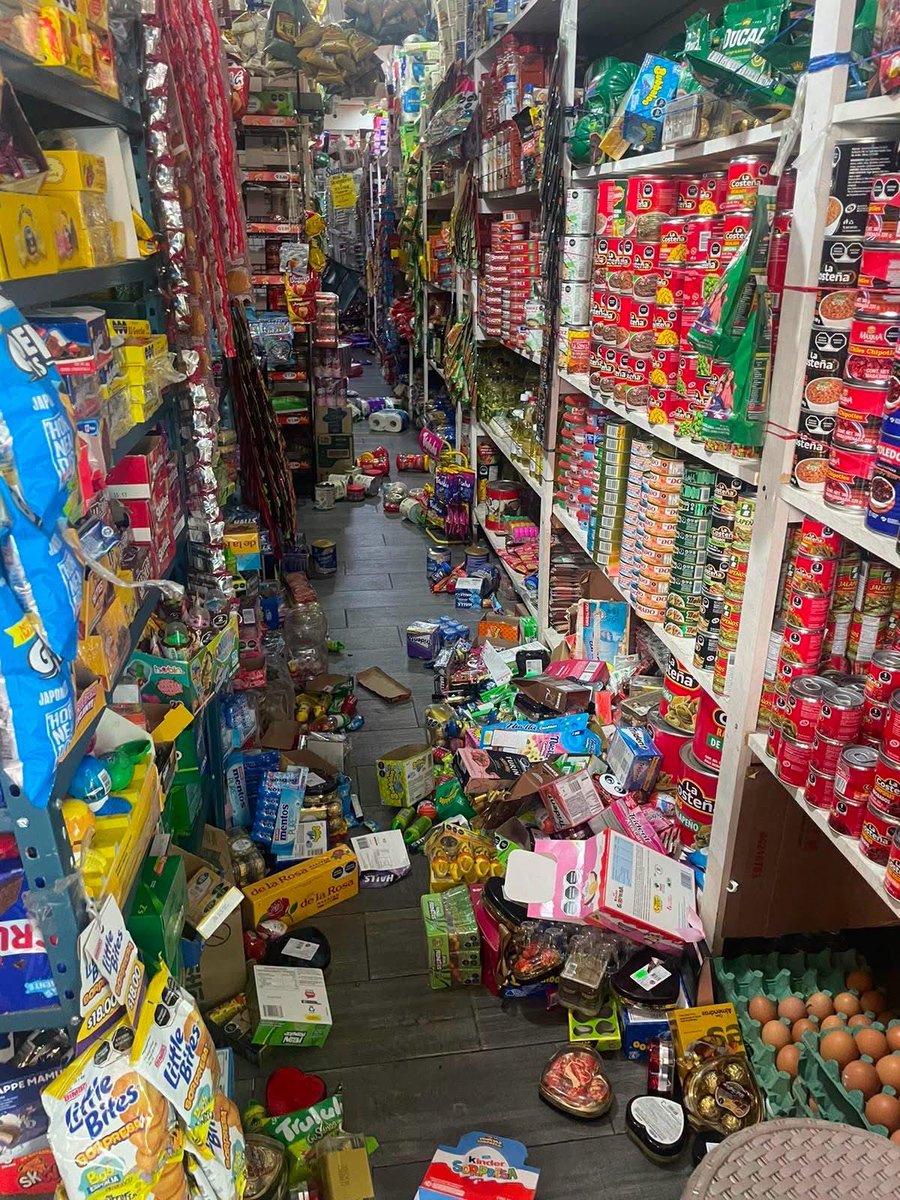 ClimaenGuate's tweet photo. Caída de muro en Quetzaltenango, además de algunas construcciones frágiles en San Marcos y daños en tiendas y supermercados. https://t.co/YxKdV75wML