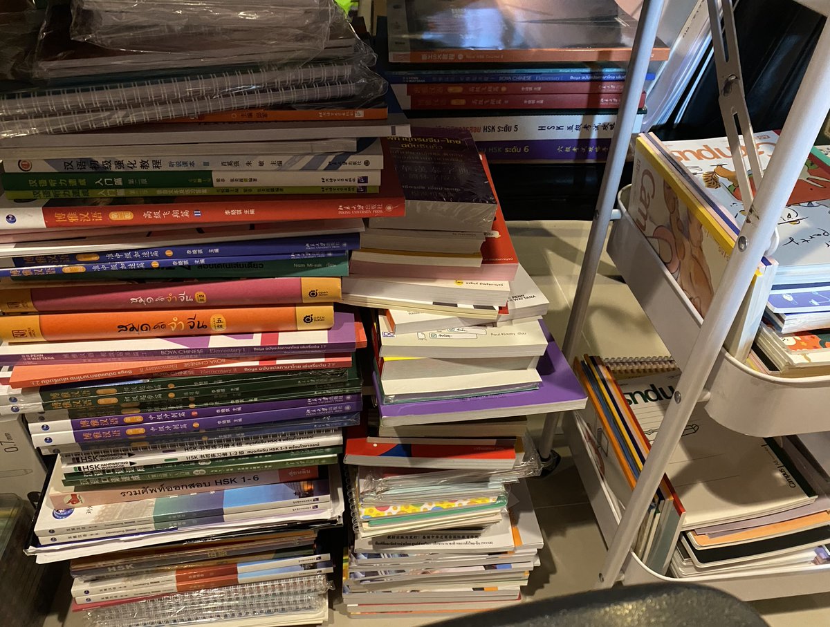 nokkyhuhu's tweet photo. ภาษาจีนเนี่ยตัวยังเรียนไม่ถึงไหน แต่หนังสือนำไปไกลถึงhsk9ละ😆🥹 https://t.co/93TOWC00Ui