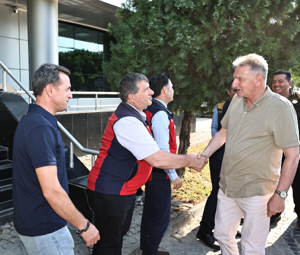 Ahmet_Guldal's tweet photo. 📍Çanakkale Ticaret Borsası’nı ziyaret ettik.

Yönetim Kurulu Başkanı Sayın Abdullah Deniz’den borsa faaliyetleri hakkında bilgi alarak, hasat sezonu kapsamında verim, rekolte ve hububat piyasalarına ilişkin değerlendirmelerde bulunduk.

Misafirperverlikleri dolayısıyla Sayın Abdullah Deniz’e, ziyaretimizde hazır bulunan Çanakkale İl Tarım ve Orman Müdürlüğü mensuplarına ve Bayramiç Ziraat Odası Başkanı Sayın Mesut Şen’e teşekkür ediyorum.