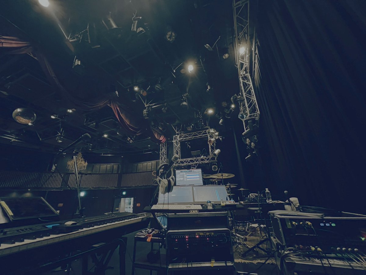 blue3_kiyohito's tweet photo. FANTASTIC◇CIRCUS LIVE Tour 2026【_ ADD ROCK FOR LIFE _】season2.

初日‼︎新譜リリース後初めてのライブということで、season1とはまた違った形で楽しんでいただけたのでは！？と思います‼︎スタンディングならではの一体感、今日もありがとうございました😊

歴代アルバムの作品とミックスされたセトリ。SEQ作ったり、これからの仕込みが大変そうですが、皆さんと過ごすこの時間のため、
まだまだ頑張れそうです👍お気に入りのアルバムの日は（も）ぜひお越しいただきたいです✨また来週お会いしましょう‼︎

#メカタモさん
#LEVINさんのつっこみが鮮やかすぎて
#今日もおもしろかっこよかったです
#グッズも最高