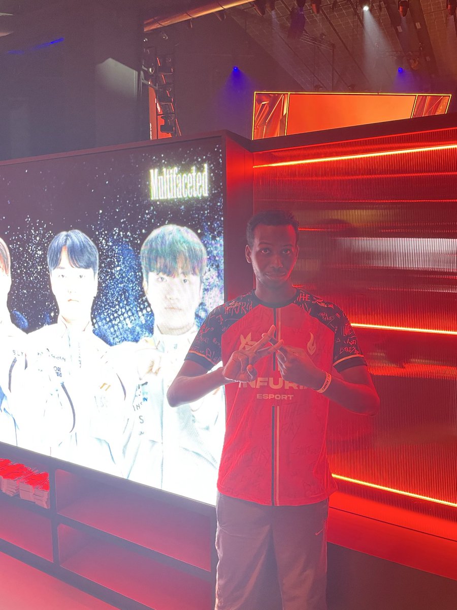 LeZxbre's tweet photo. Premier jour d’EWC avec @lalie_vrgt et @sovqj !

RDV demain pour le magnifique KC - T1 en 1/2 finale (et demain mon coeur sera entièrement bleu 💙) https://t.co/FNfk9NqHsU