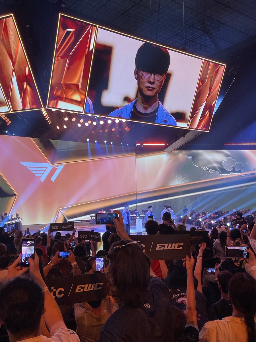 LeZxbre's tweet photo. Premier jour d’EWC avec @lalie_vrgt et @sovqj !

RDV demain pour le magnifique KC - T1 en 1/2 finale (et demain mon coeur sera entièrement bleu 💙) https://t.co/FNfk9NqHsU