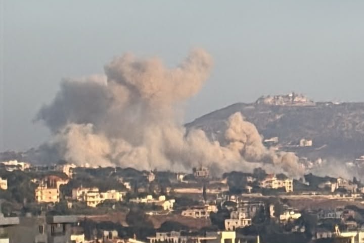 QudsNen's tweet photo. Israeli occupation forces carry out massive detonations of displaced Lebanese homes in Kafr Tabnite, southern Lebanon. https://t.co/wKtzINxBMX
