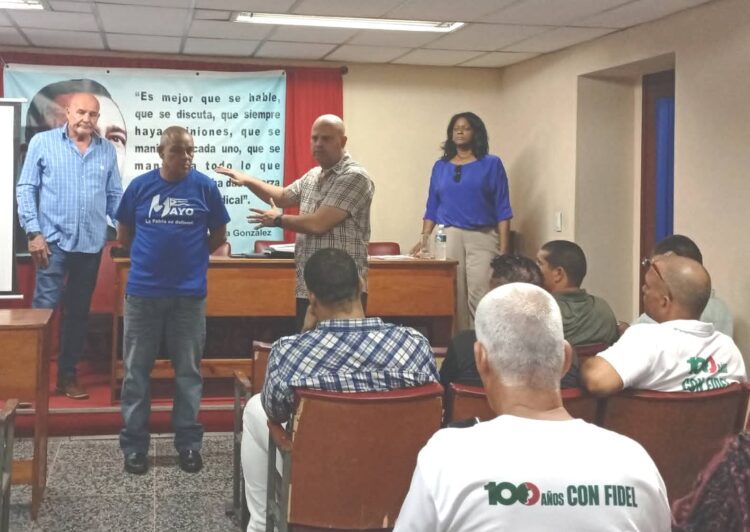 50Trabajadores's tweet photo. #Cuba @Colina_CTCuba, secretario general de la CTC, razonó en #Matanzas  sobre la urgencia de empujar, de hacer, transformar  para cumplir  eficazmente el rol de la organización @50Trabajadores @JuanitaLare  https://t.co/ei2xkFizh0 https://t.co/pC7gzHE1am
