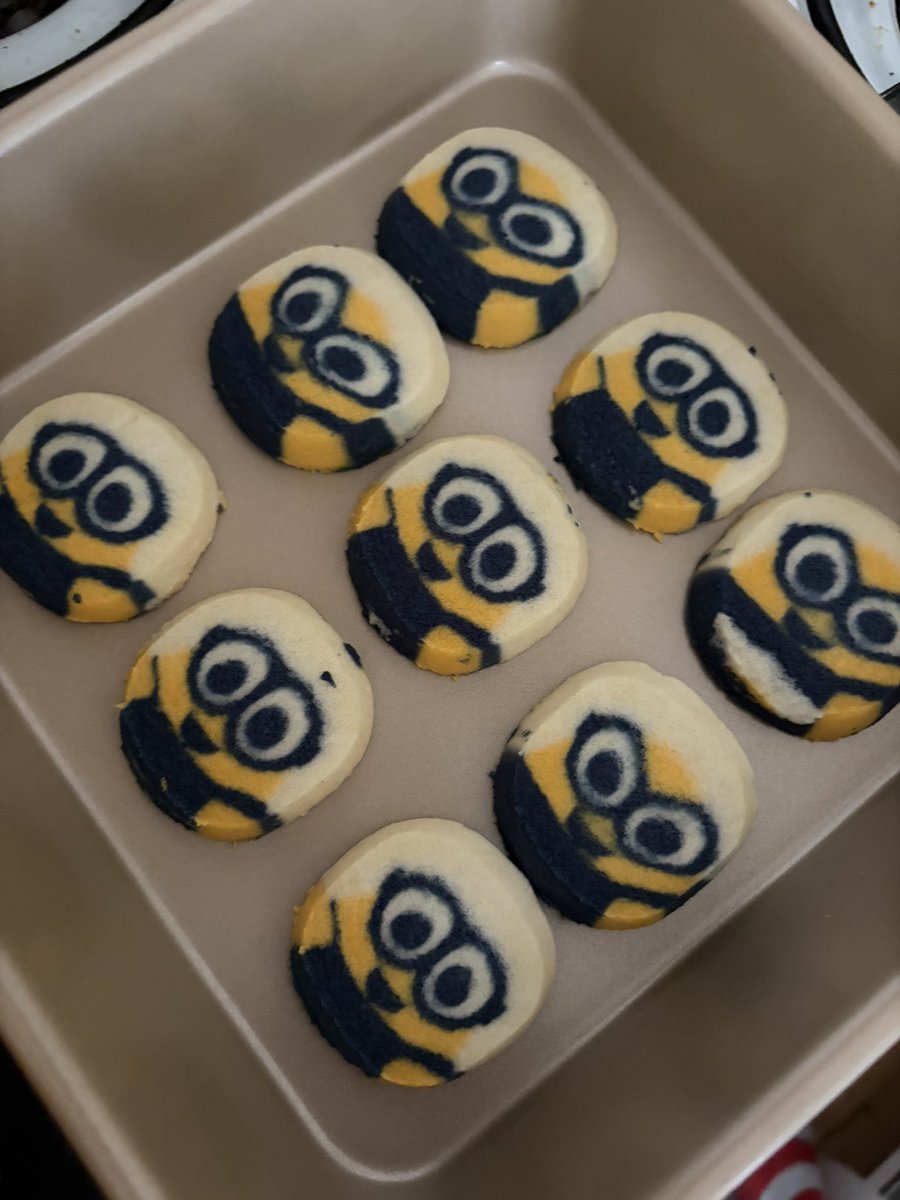 luvillzen's tweet photo. you are what you eat so now im a minion https://t.co/QutE2esree