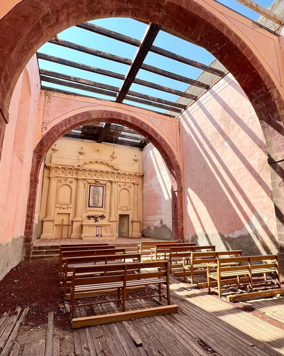 ARuthTerrazas's tweet photo. Hacienda Soapayuca Estado México, el dueño original de esta hacienda, fue Nicolás Campero mejor conocido como el 5 Marqués del Apartado y Conde de Alcaraz. La escalera que se encuentra en la hacienda fue un regalo de Maximiliano de Habsburgo cuya madera fue traída desde Bélgica https://t.co/IxtQnOfX0H