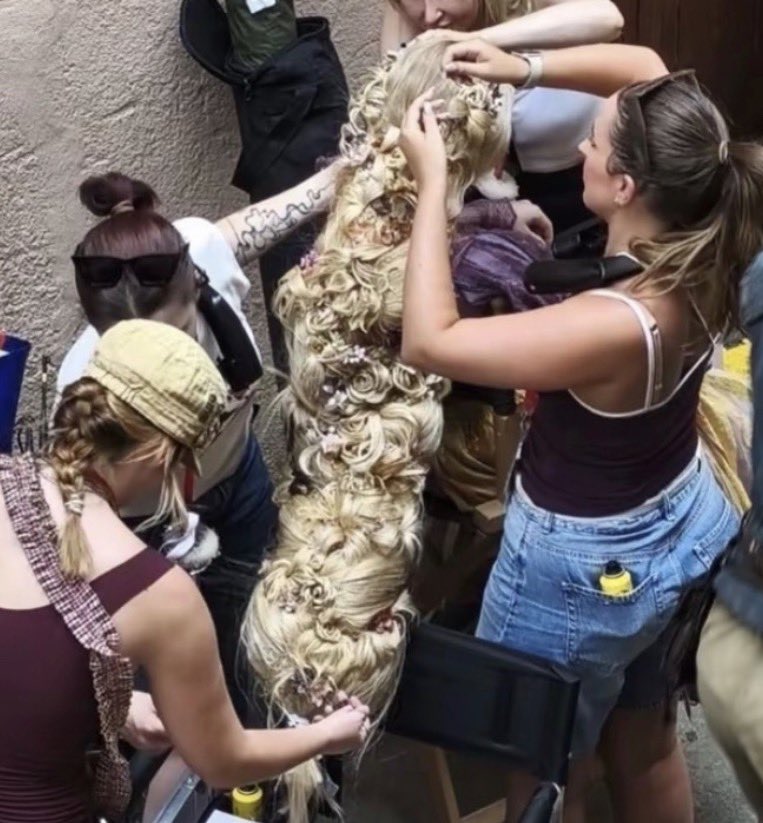 lilblurrywrld's tweet photo. why does her hair look like a rats nest, where’s the plait… https://t.co/NJXZP49cK2