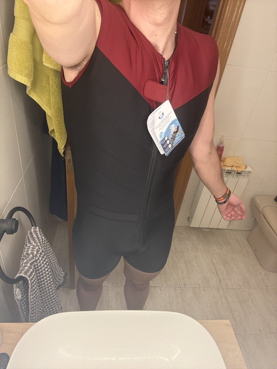 DuctapeBoy12's tweet photo. I bought this new life jacket, sewn to a swimsuit!
A French technology invented for adults due to the great success in life vests for children.
The truth is that it feels good, I have to try it in the water. #Plouf #lifevest https://t.co/Jfat5xEXQA