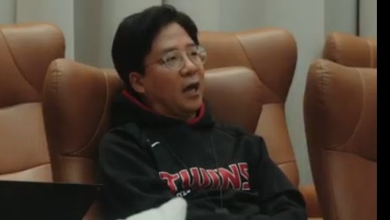 Phys0panda's tweet photo. My blood burns seeing his face can I punch him??? https://t.co/QAX2eHyAuQ
