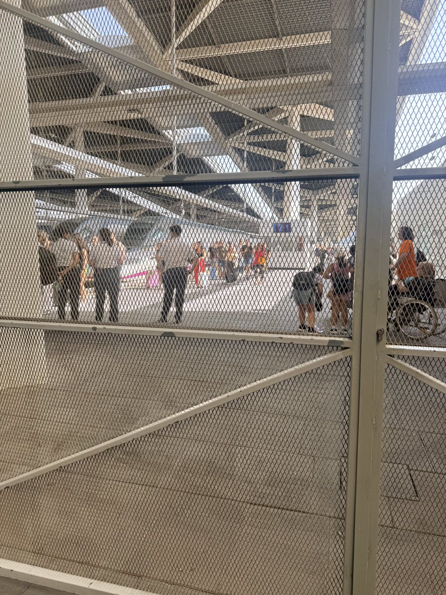 perifollogarcia's tweet photo. Medio año sin vernos, nunca te acostumbras, siendo padre a tenerla viviendo lejos.

Es verdad que lleva mucho en Madrid, y le va genialmente, pero que bueno es ir a recogerla aunque sea para un fin de semana 🥰🥰

Mi niña en casa 🏡 https://t.co/5wMcPbxiWW