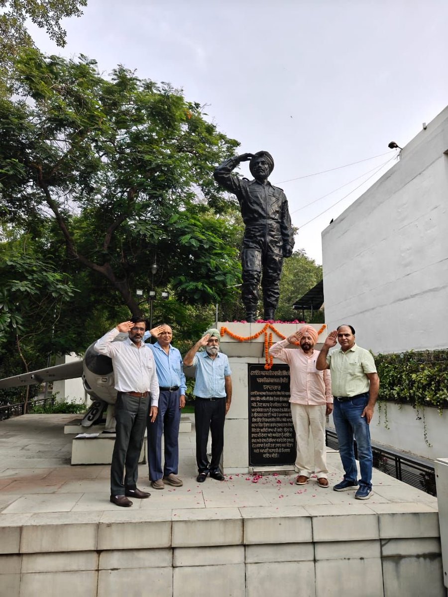 brijbgoyal's tweet photo. Fearless eagle of the IAF, Nirmal Jit Singh Sekhon https://t.co/rPGQSq8PWI
 @PMOIndia @NewsArenaIndia @CM https://t.co/hKpxYtzrdR