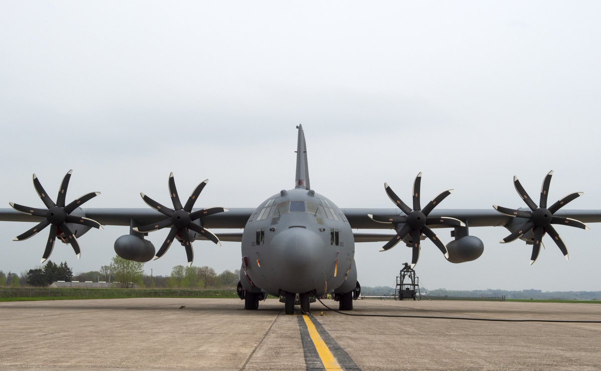 C130EM's tweet photo. Yunanistan-L3Harris görüşmelerinde C-130H modernizasyonu değerlendirilebilir. Iron Herc paketiyle dijital kokpit, yeni aviyonikler, NP2000 pervaneler, T56 3.5 motor yükseltmesi ve yapısal güçlendirmelerle aktif ve depodaki H modelleri yeniden hizmete kazandırılabilir. https://t.co/vJaukcguJL