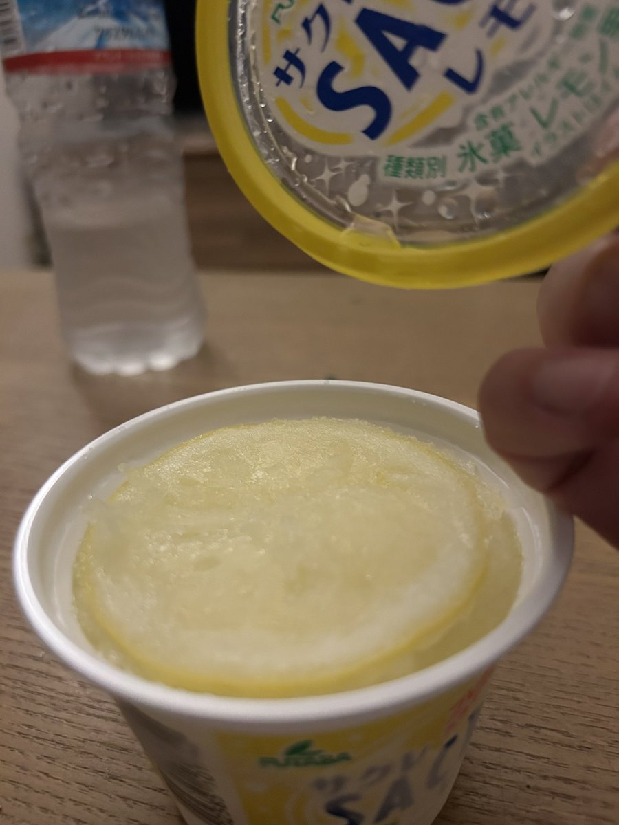 yoru36804425's tweet photo. サクレレモンのれもんの上とこに薄い氷貼っててそれ吸うのが好き🍋

あと横浜の自分の家に戻ってきました
一軒家に1人暮らしという広すぎ問題💦
のため貸しスタジオでもしようかなと📷
エッチな撮影とかしたいひとぜひ〜笑 https://t.co/78JeAc831f