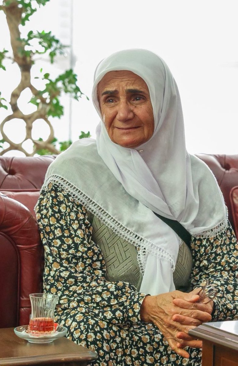 Ferhattk34's tweet photo. Mücadelenin sembol ismi Remziye teyze!
Yaşadıkları zulmü anlatmak için ileri yaşına rağmen kapı kapı dolaşıyor.
Allah hayırlı uzun ömürler versin. Sağlığında kızına ve torununa kavuşur inş. #NarinveAilesiİçinAdalet https://t.co/wsCyPJ4Smb