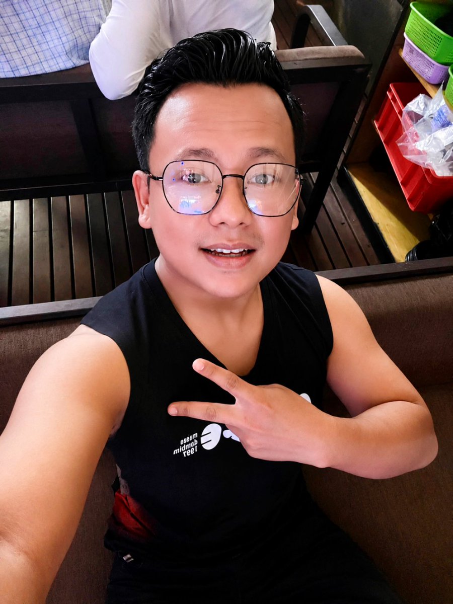 JohnnyAmon9's tweet photo. ဘားသွားပီးမကပဲ ဗလပြတာ😂😂 https://t.co/MpF8GwE0xQ