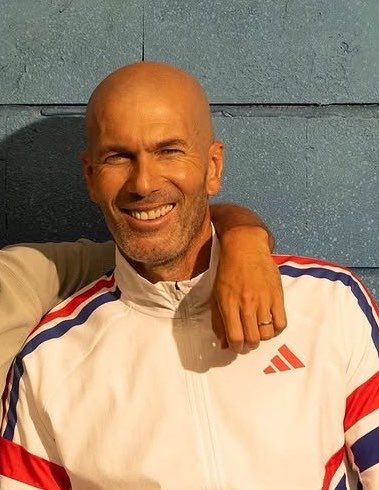 _BeFootball's tweet photo. 🚨 ZINÉDINE ZIDANE 🇫🇷 SERA LE SÉLECTIONNEUR DES BLEUS POUR :

🏆 La Ligue des Nations 2027
🇪🇺  L’Euro 2028
🌍 La Coupe du Monde 2030

On veut l’Euro ou la Coupe du Monde… ou les deux. 

(@FabrizioRomano) https://t.co/lBQbuFI2HW