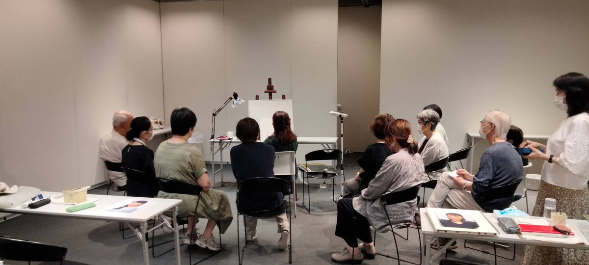 kurage3gou's tweet photo. ワークショップ終了致しました😆
急遽満席+2名になり、本当にありがとうございます🙇♀️
慌ただしいデモストの後、皆様それぞれ素敵に描かれてました🤩✨✨
#JWS #水彩画 #水彩 #透明水彩
#大丸藤井セントラル https://t.co/7uz5LuMzYW