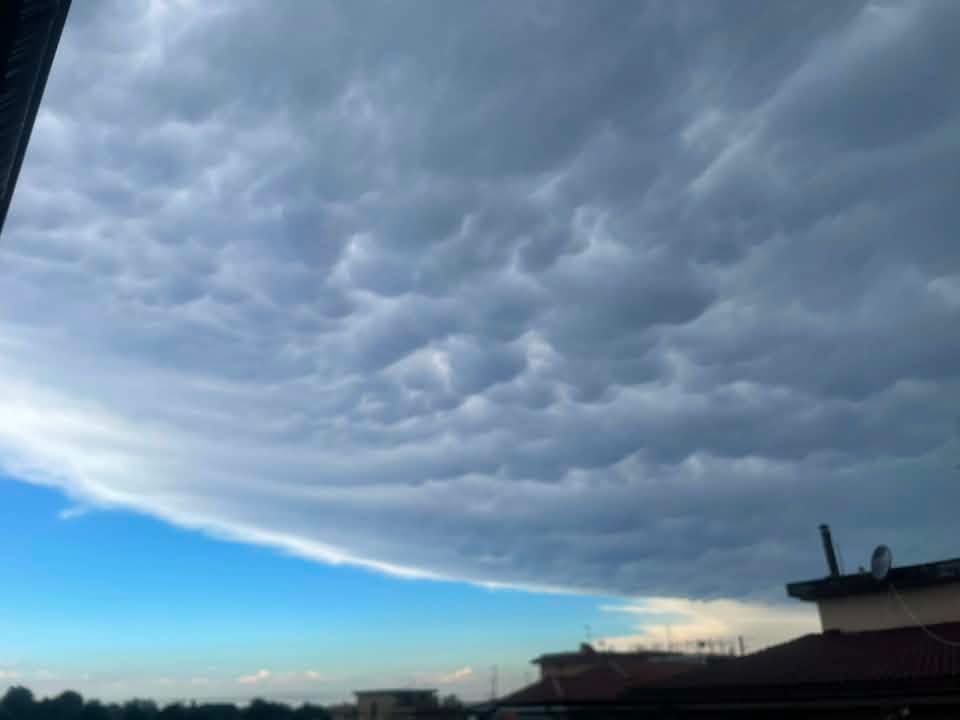 sandra35124994's tweet photo. Colonnello ci dica la verità tanto nessuno crede alla falsa del cambiamento climatico. Lo dica che è tutta manipolazione climatica fatta dalla geoingegneria HAARP  chimiche fatte da piloti corrotti che salgono nei nostri cieli spruzzando veleno…. https://t.co/he2xFaMNiO